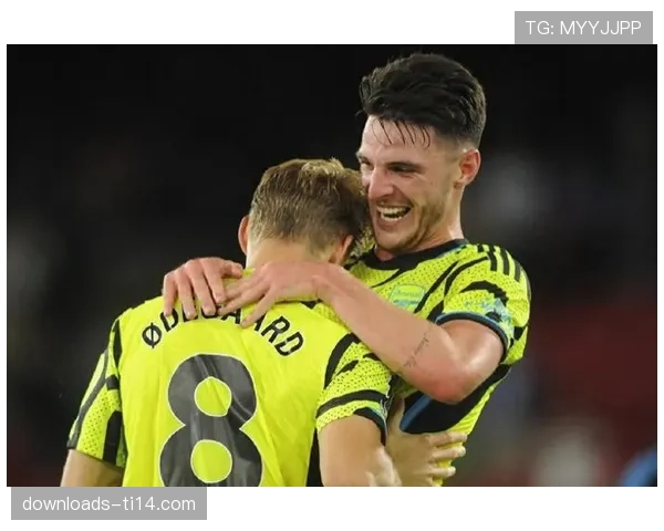 特写:阿森纳获得点球,萨卡与厄德高短暂交流后决定主罚者